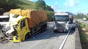 Foto mostra pelo menos três caminhões parcialmente destruídos em rodovia | Cortesia ao TNH1