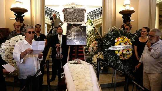 Familiares e amigos dão o último adeus ao fotógrafo Evandro Teixeira | Tânia Rêgo / Agência Brasil