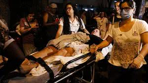 Funcionários levaram equipamentos para atendimento de pacientes na rua após o início do incêndio | Fernando Frazão/Agência Brasil