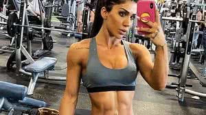 Deniz Saypinar, 26, havia se mudado para os Estados Unidos, dentre outros fatores, por achar que sua terra natal era conservadora demais | Foto: Reprodução / Instagram