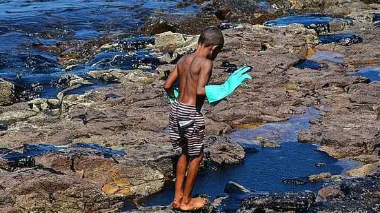 Petróleo na Praia Pedra de Xareu, Cabo de Santo Agostinho (PE) | Reprodução / Instagram (Salve Maracaípe)