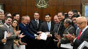 Em novembro, Bolsonaro e ministros entregam o pacote de medidas a Davi Alcolumbre e outros senadores | Roque de Sá/Agência Senado