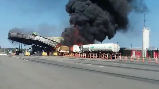 Imagem Vídeos: acidente em pedágio provoca explosão, 4 mortes e interdita rodovia em Goiás