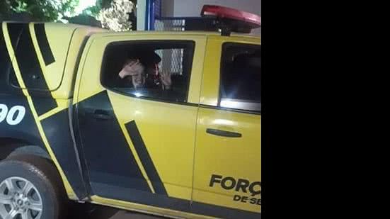 Ainda na viatura, garota acena momentos depois de ser resgatada | Foto: Polícia Militar