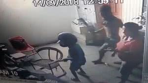 A criança e um rapaz ameaçaram a funcionária com facões. | Reprodução/YouTube