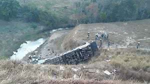 Acidente na BR-146, em Minas Gerais, por volta das 4h desta segunda-feira | Cortesia Corpo de Bombeiros de Minas Gerais