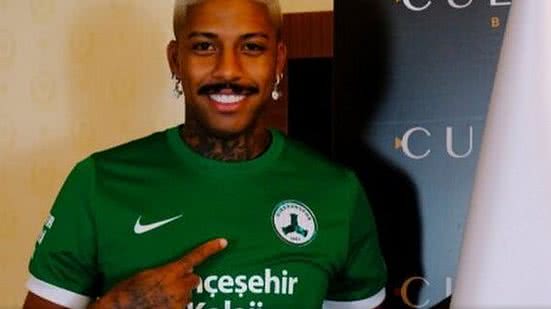 Imagem Diagnosticado com câncer, ex-jogador do Grêmio é liberado por clube da Turquia