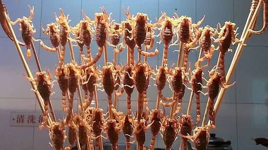 Grilos, gafanhotos, escorpiões e até cavalos-marinhos são vendidos na Ásia em espetos, como petisco. | Marieke Kuijjer/Wikimedia Commons