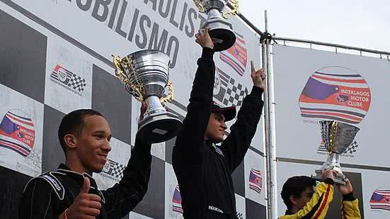 Elisio Netto no lugar mais alto no pódio em Interlagos, com a vitória na FVee Júnior | Assesssoria