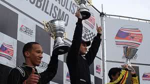 Elisio Netto no lugar mais alto no pódio em Interlagos, com a vitória na FVee Júnior | Assesssoria