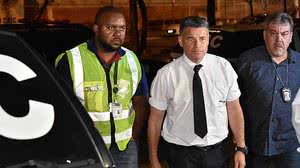 Peterson Patrício (de colete) teria confirmado que ajudou no assalto por ter sido obrigado pelos assaltantes. | Reprodução/Folha