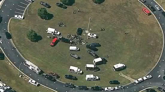 O pai do adolescente de 14 anos que matou quatro pessoas em um ataque a tiros em uma escola da Geórgia, nos Estados Unidos, foi preso | Reprodução/WSBTV