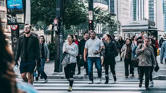 Fluxo de pessoas caminhando | Pexels