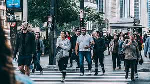 Fluxo de pessoas caminhando | Pexels