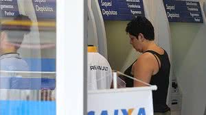 Pessoas em uma agência da Caixa Econômica Federal na zona norte de São Paulo | Rivaldo Gomes / FolhaPress