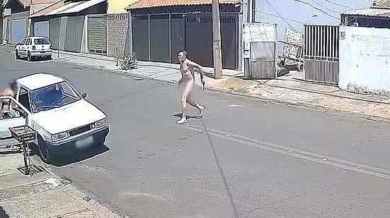 Homem pelado atacou enteado e filho dele com faca em Assis | Reprodução / Câmera de segurança