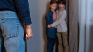 Pedófilos são capazes de gerar conteúdos com vítimas reais | Foto: Freepoik