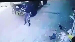 Imagem Vídeo: tentativa de assalto a carro forte deixa 1 morto e 4 feridos em Salvador