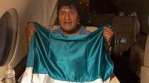 Imagem Evo Morales chega ao México e diz que o país salvou sua vida