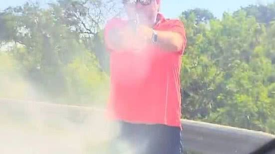 Empresário que atirou contra carro é indiciado sob suspeita de dupla tentativa de homicídio | Reprodução