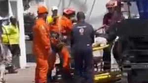 O homem foi retirado de cima do telhado e socorrido | Reprodução