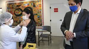 O prefeito de São Paulo, Ricardo Nunes, acompanha o inicio da vacinação contra a Covid-19 para pessoas com 40 anos no megaposto da FMU Santo Amaro, na zona sul da cidade. | Folhapress