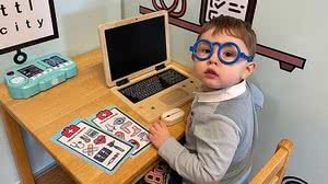 Teddy aprendeu a ler sozinho vendo televisão, segundo a mãe dele, Beth Hobbs | Foto: Reprodução / Arquivo pessoal