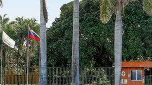 Simpatizantes do presidente Juan Guaidó entraram em conflito com funcionários da representação diplomática durante a madrugada | Reprodução / Veja