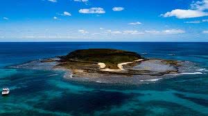 Vista aérea da área de proteção ambiental marinha Arquipélago dos Abrolhos | FolhaPress