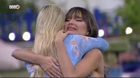 Imagem Thaís fica surpresa ao ser eliminada do BBB e Juliette consola Viih Tube
