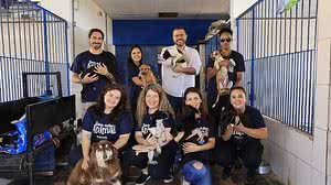 O secretário municipal de comunicação da Prefeitura de Pelotas, Gustavo Azevedo (de camisa clara), com a equipe do canil da cidade do Rio Grande do Sul | Rodrigo Chagas/Prefeitura de Pelotas