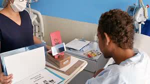 Terapeuta Ocupacional acompanha paciente em aula online durante recuperação no hospital | Ascom HEHA