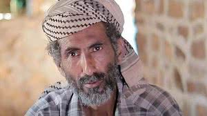 Ali Hameed espera o retorno de seu filho, Mohammed: aliciamento pela coalizão saudita. | Al Jazeera/Reprodução