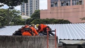 Militares do Corpo de Bombeiros retiraram o corpo pelo telhado | CBMMG/Divulgação