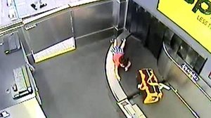 Imagem Vídeo: menino de 2 anos fica ferido após ser levado por esteira de bagagens em aeroporto