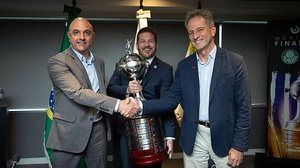 Mauricio Galiotte, Alejandro Dominguez e Rodolfo Landim em reunião sobre a final da Libertadores | Divulgação/Conmebol