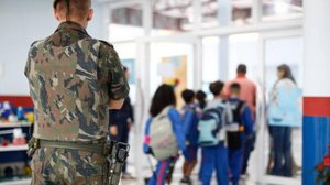 Guarda Municipal armado dentro da escola na cidade de Cajamar (SP). Escolas da região metropolitana de São Paulo ampliaram o policiamento nas escolas como resposta a ataques | Rubens Cavallari /Folhapress