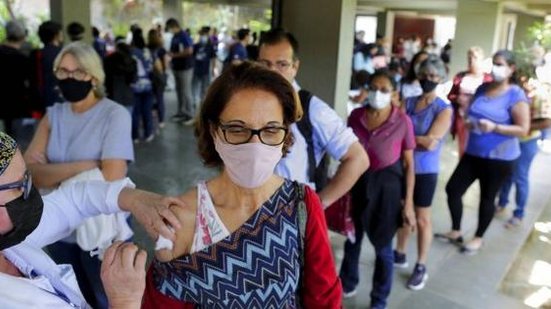 Tijuca Tênis Clube tem fila para vacinação contra a Covid-19 ao voltar a atender o público para imunização | Foto: Marcia Foletto / Agência O Globo