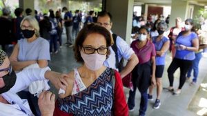 Tijuca Tênis Clube tem fila para vacinação contra a Covid-19 ao voltar a atender o público para imunização | Foto: Marcia Foletto / Agência O Globo
