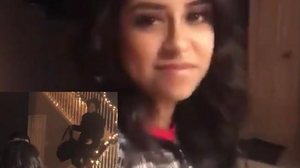 Enquanto ela falava com o namorado um amigo descia as escadas trazendo uma bolsa com seus pertences | Reprodução / Twitter