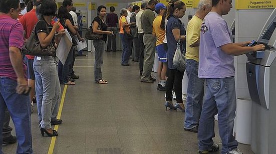 Imagem Agências bancárias abrem em horário especial nesta segunda-feira