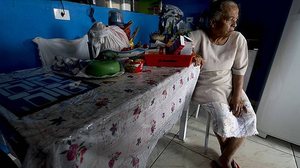 Elvira chega a gastar até R$ 300 com remédios e sustenta a família com o benefício | Folhapress