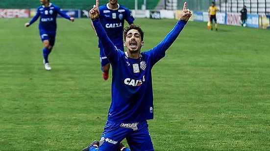 Neto Berola comemora um dos três gols na goleada sobre Juventude. Vitória garantiu o acesso à Série A | Thiago Parmalat/RCortez/Ascom CSA