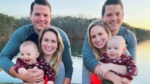 As irmãs gêmeas Brittany e Briana, seus maridos Josh e Jeremy, e os bebês Jett e Jax | Reprodução / Instagram