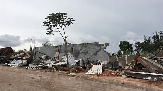 Imagem Dono destrói imóvel com trator após discutir com inquilino