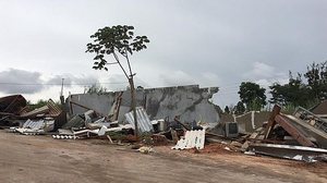 Imagem Dono destrói imóvel com trator após discutir com inquilino