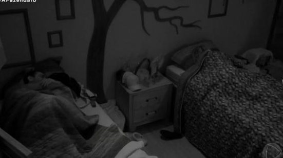 Imagem 'A Fazenda': Luane Dias e Léo Stronda movimentam edredom