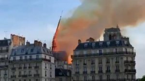Imagem Vídeos mostram momento em que torre da igreja de Notre-Dame desaba durante incêndio