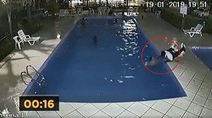 Vídeo de salvamento viralizou nas redes sociais | Reprodução / Vídeo