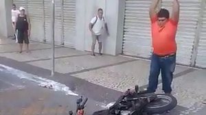 Imagem Após abordagem de agentes de trânsito, homem tenta destruir a própria moto